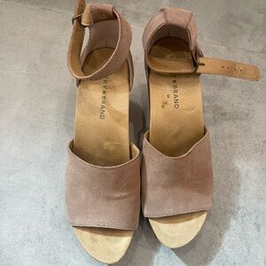 Lucky Brand Tan Sandals Minimalist Open-Toe Design